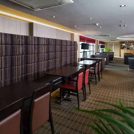 Holiday Inn Express London Luton Airport By Ihg-2